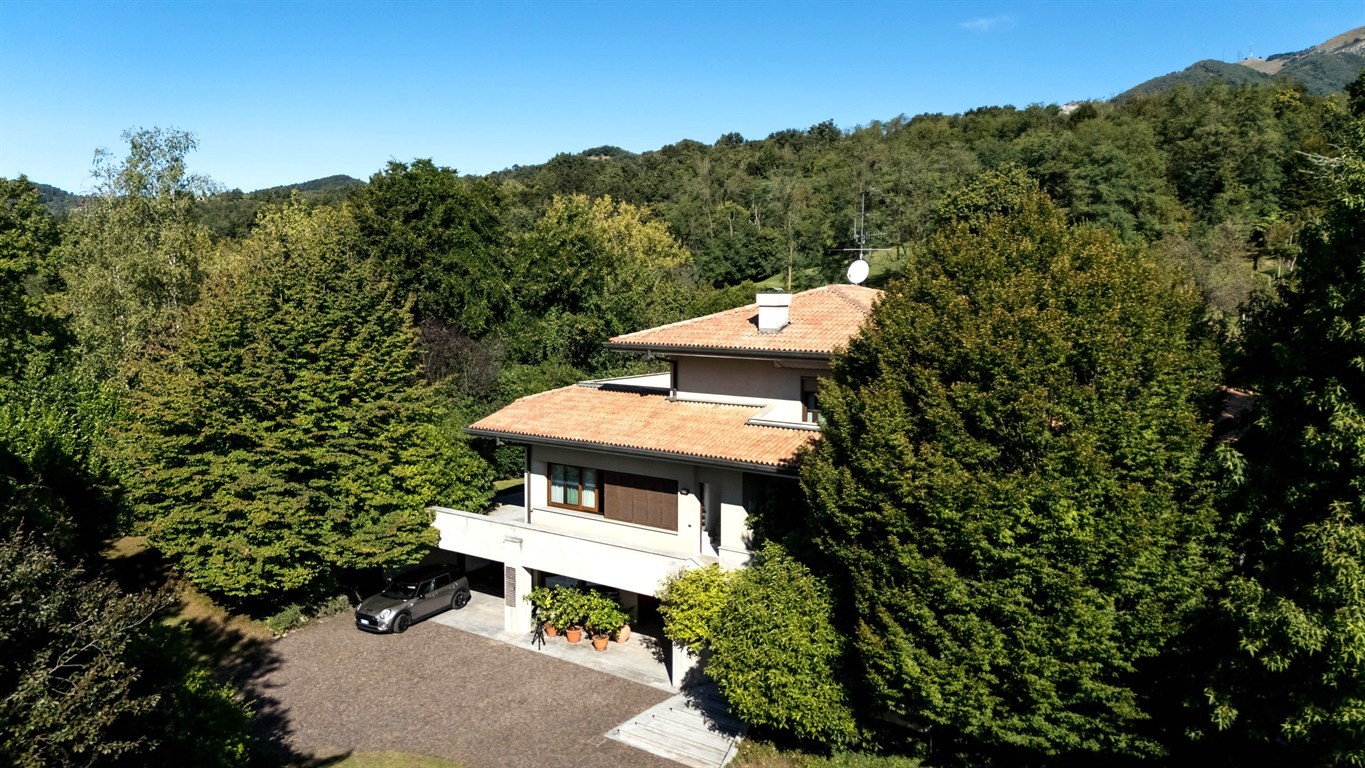 SIGNORILE VILLA TRIFAMILIARE CON GIARDINO A PALAZZAGO