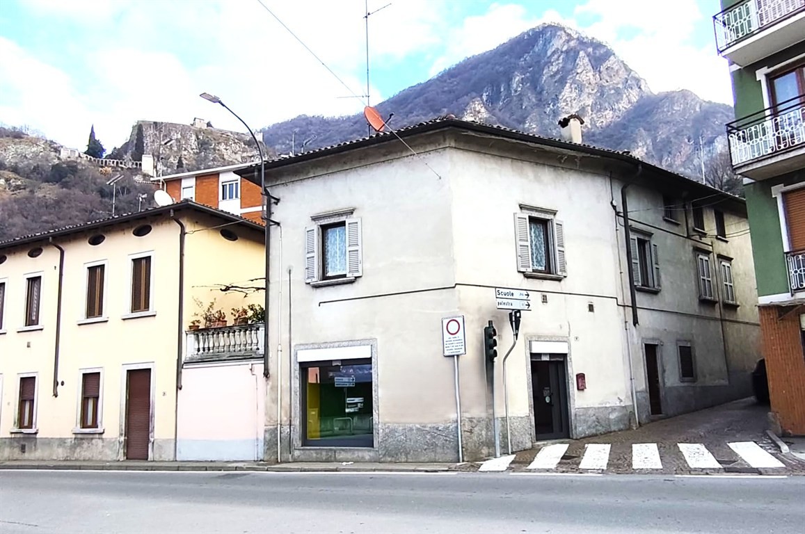 NEGOZIO CON DUE VETRINE FRONTE STRADA A VERCURAGO Centro