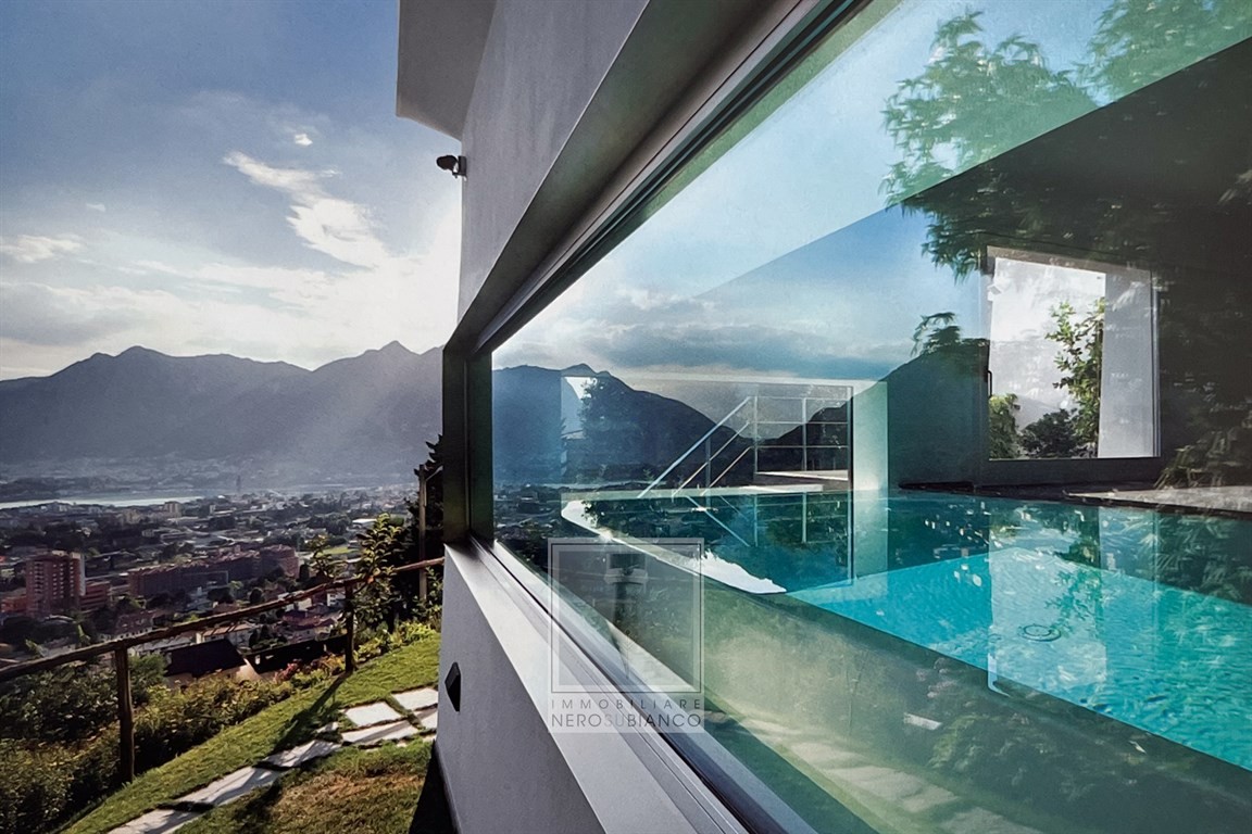 PRESTIGIOSA VILLA SINGOLA CON PISCINA INTERNA A LECCO Falghera