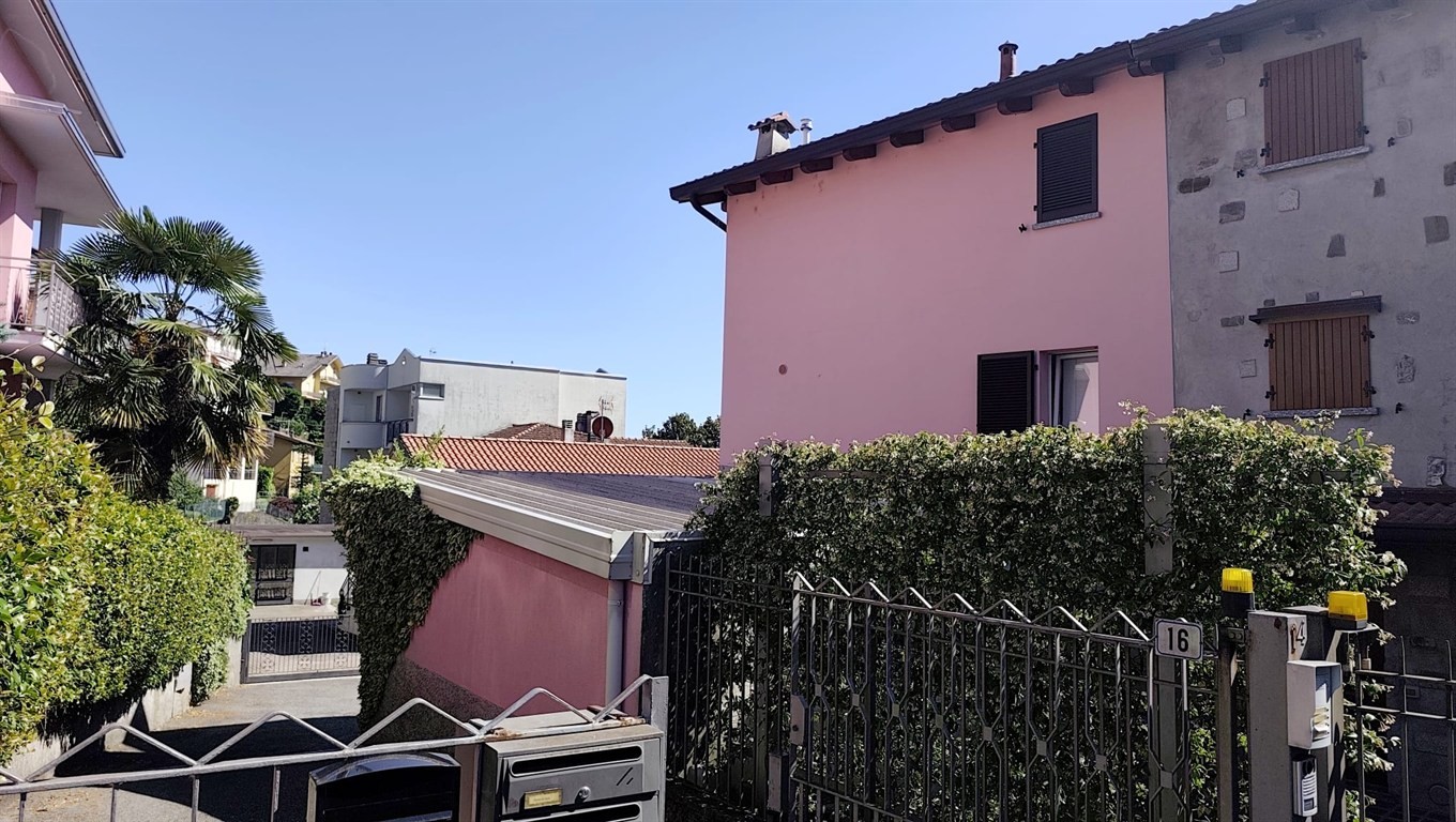 BILOCALE ARREDATO A CALOLZIO CON POSTO AUTO