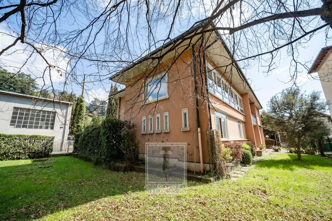 VILLA BIFAMILIARE CON PARCO DI 770 MQ IN CENTRO CALOLZIO