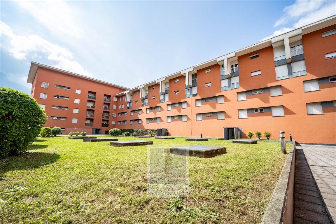 TRILOCALE DOPPI SERVIZI CON TERRAZZA A LECCO Acquate