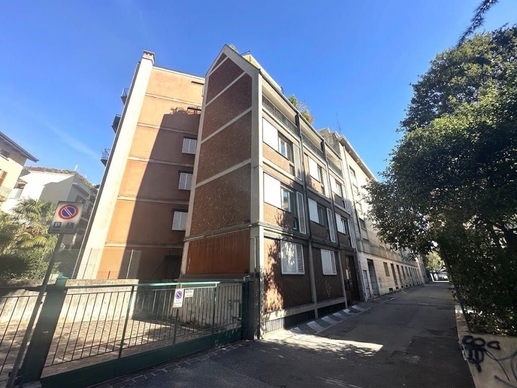 4 LOCALI CON TRIPLI SERVIZI E BALCONI IN CENTRO LECCO