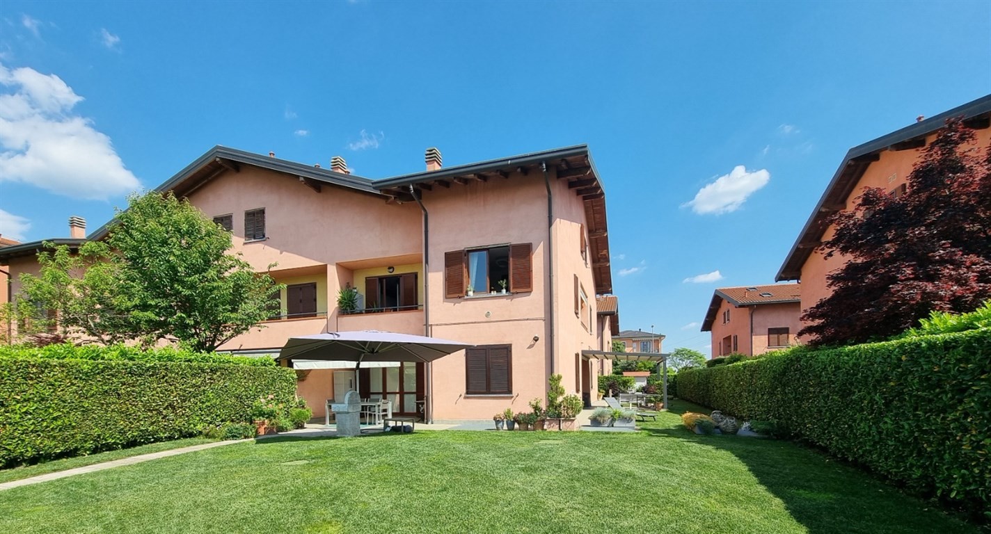 TRILOCALE CON 400 MQ DI GIARDINO, TAVERNA E BOX DOPPIO A VERDERIO