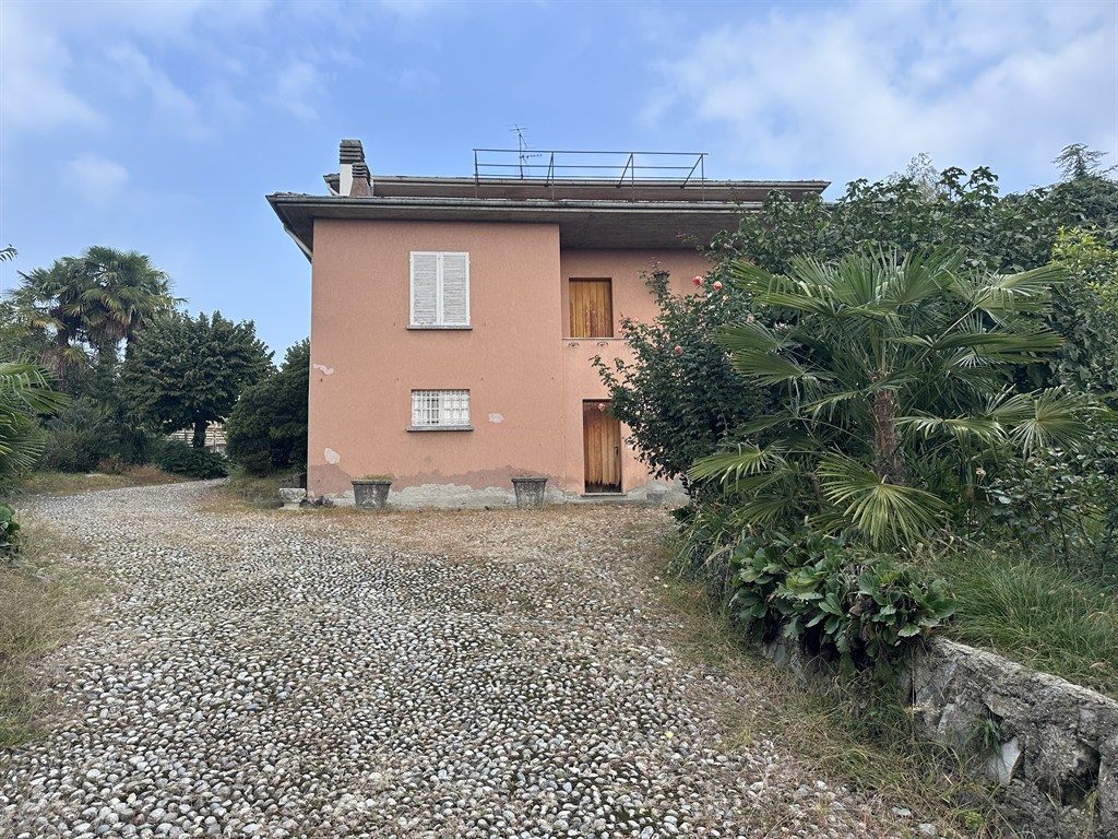 VILLA SINGOLA CON 1.750 MQ DI GIARDINO A VILLA GUARDIA