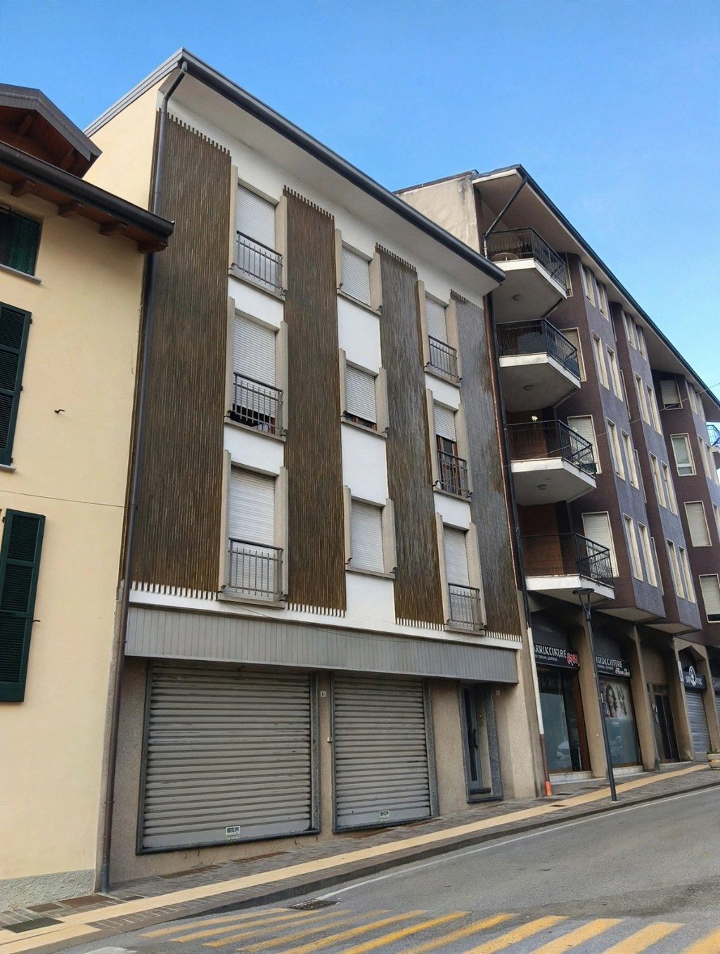 NEGOZIO CON VETRINE IN CENTRO CALOLZIO
