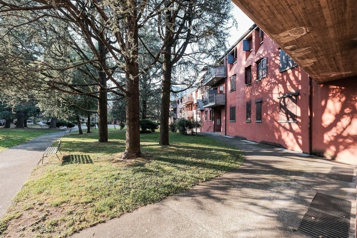 TRILOCALE CON DOPPI SERVIZI DI C.A 100 MQ CON TERRAZZI A CAPRINO B.SCO