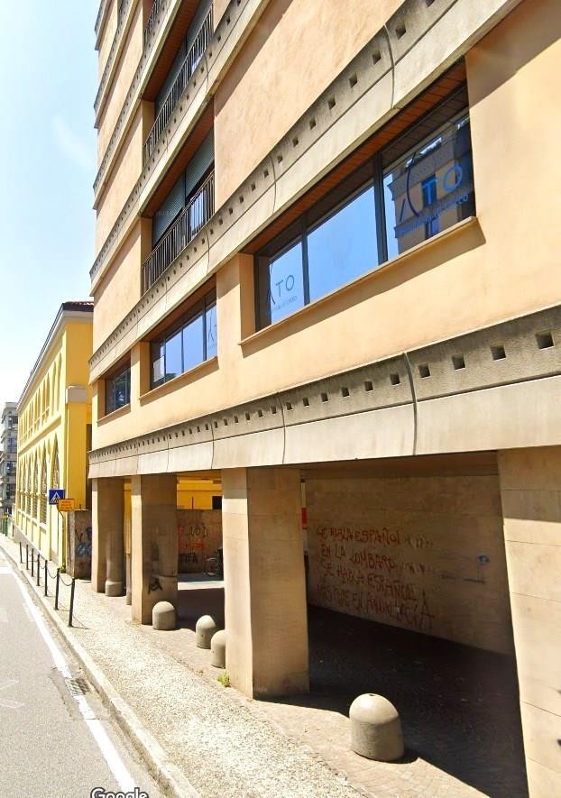 NEGOZIO CON VETRINE E TERRAZZINO A LECCO Centro