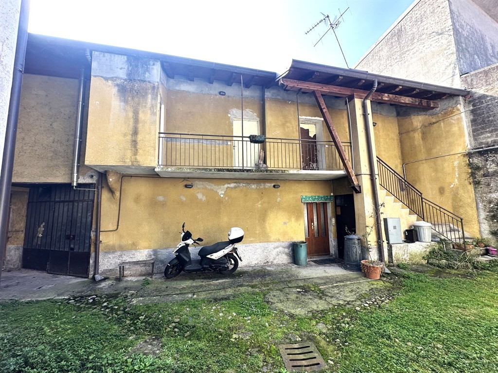 PORZIONE DI CASA DA RISTRUTURARE A LECCO Maggianico