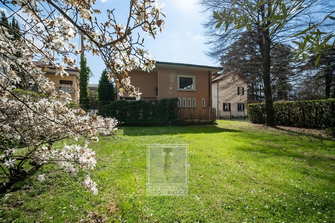 QUADRILOCALE CON GIARDINO DI 391 MQ A CALOLZIO Centro