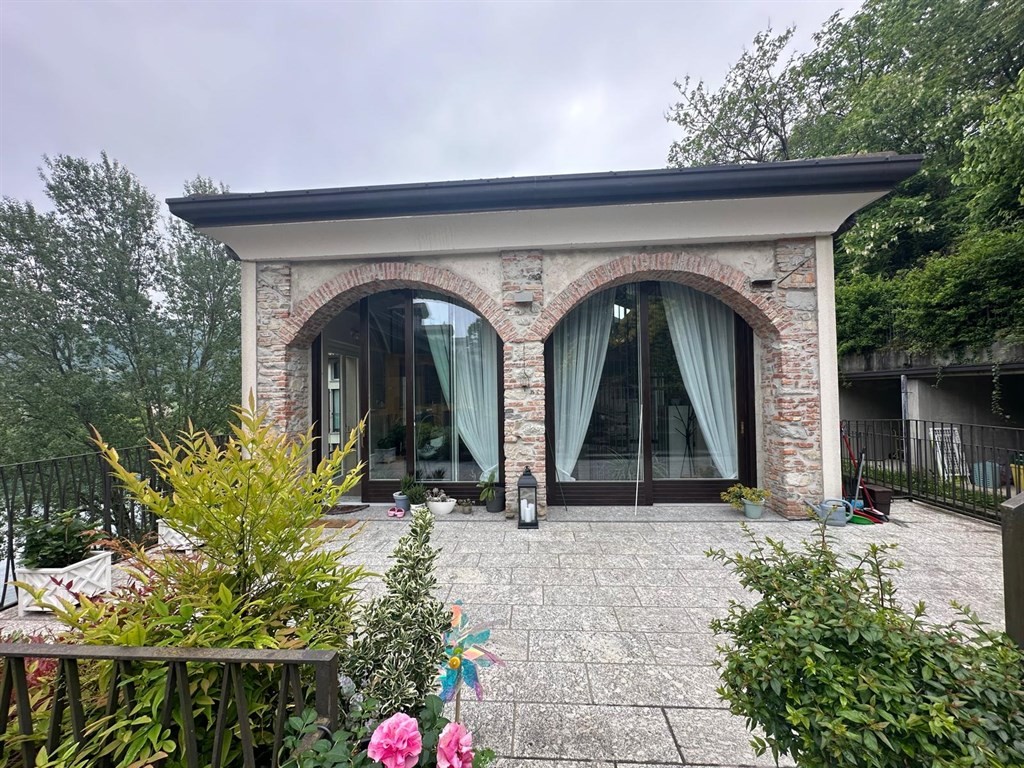 ATTICO LOFT INDIPENDENTE CON TERRAZZO VISTA FIUME A BRIVIO