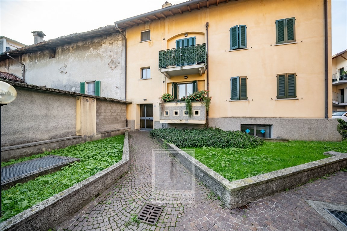 QUADRILOCALE CON DOPPI SERVIZI E BOX DOPPIO A OLGINATE