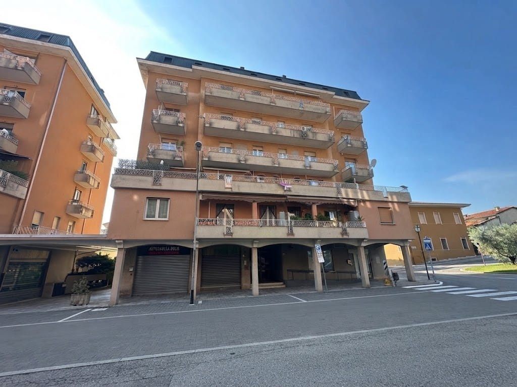 BILOCALE DI 72 MQ CON BOX E SOLAIO A GALBIATE Centro